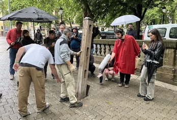 Los medios se esfuerzan por recoger hasta el último detalle de la instalación del vallado.