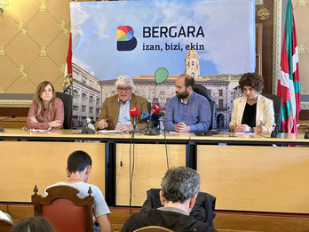 Gorka Artola alkatearen prentsaurrekoa Valogreene auziari buruzko ebazpena aztertzen.