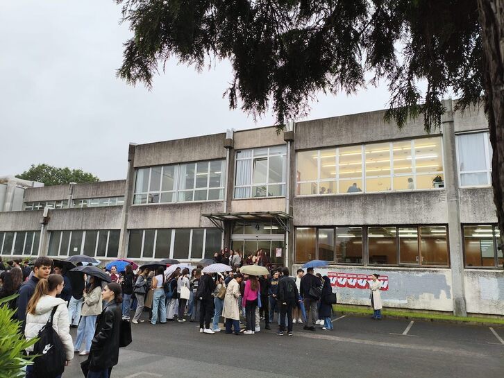 Dozenaka ikasle, selektibitateko proben atarian.