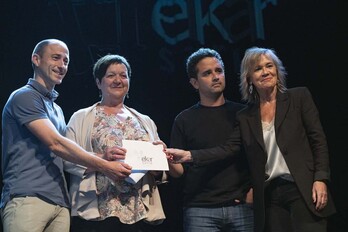 Kanaldudeko lantaldea saria jaso ondoren.