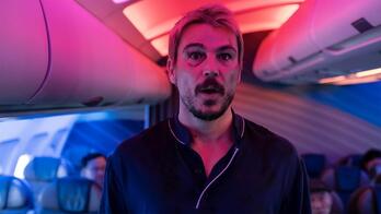 Josh Hartnett en el avión de la historia