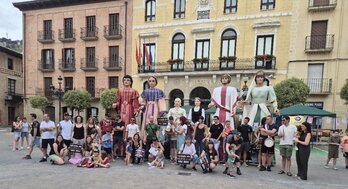 Eskaera egin duten 11 familiek agerraldia egin zuten.