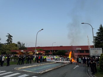 Langileek protesta egin dute astearte honetan. 