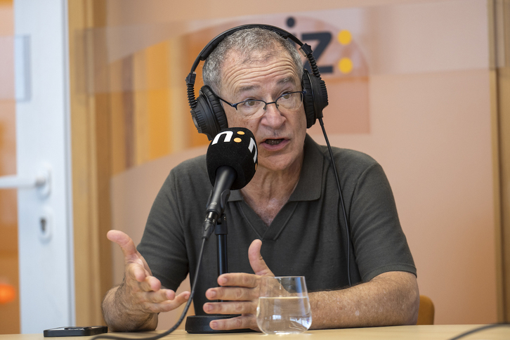 Joxerramon Bengoetxea, NAIZ irratiko estudioetan.