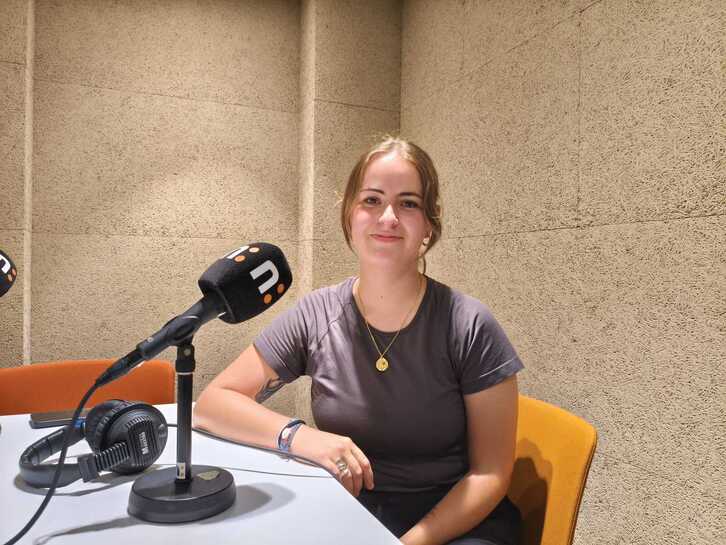 Irati Zuriarrain, NAIZ Irratiko estudioetan liburua aurkezten.