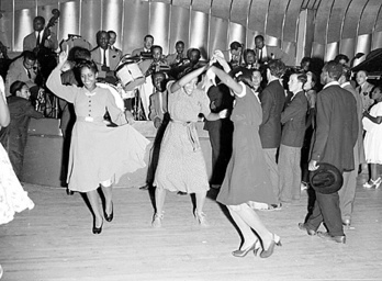 Harlem auzoko Savoy aretoan du jatorria 'Swing' dantzak