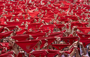 Menos de un mes para que se repita esta escena en Iruñea y una incógnita: ¿quién lanzará el chupinazo?