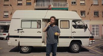 Oso (Pol López) la lado de la furgo