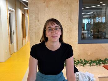 Amaia Oulad, NAIZ Irratiko estudioetan.