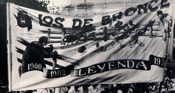 Imagen de época de la primera pancarta de Los de Bronce.