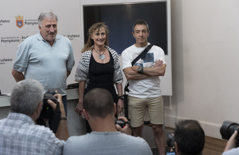 El alcalde, Joseba Asiron, junto a los representantes de Yala Nafarroa con Palestina Lidón Soriano y Eduardo Ibero.