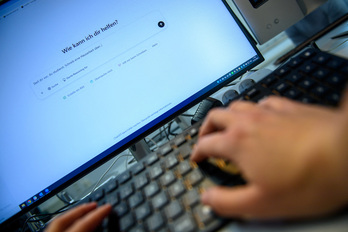 Una mujer alemana consulta ChatGPT. 