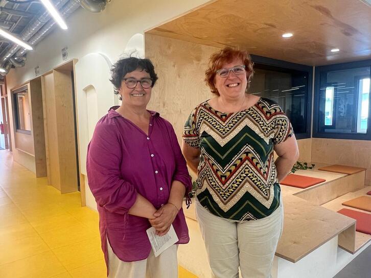 Arantza Letona eta Elena Rosales, NAIZ Irratiko Donostiako estudioetan.