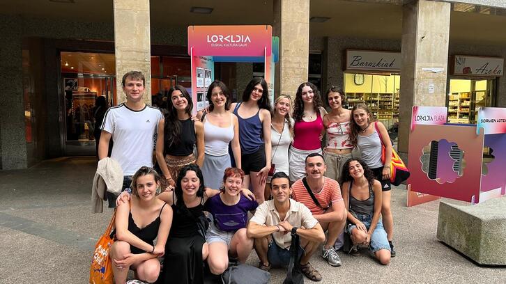 'Loraldia Gazte Kultur Sormen Egonaldietan parte hartzen ari diren gazteak