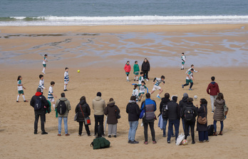 Eskola kiroleko futbol partidak hondartzan.