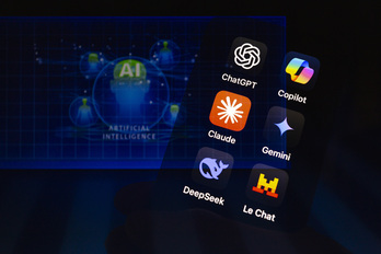 Iconos de las aplicaciones de chatbot ChatGPT de OpenAI, Copilot de Microsoft, Claude de Anthropic, Gemini de Google, DeepSeek y Le Chat de Mistral AI