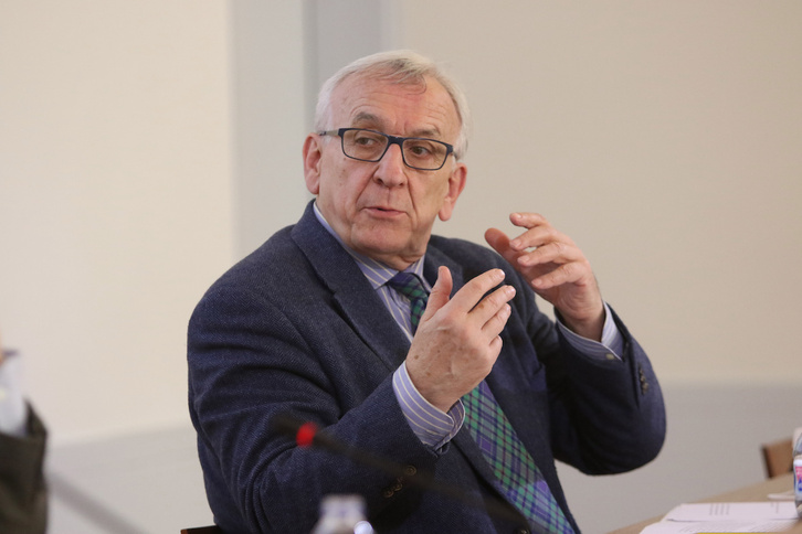 Iñaki Lasagabaster presoen egoerari buruzko mahai inguruan, Sarek antolatuta.