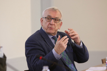 Iñaki Lasagabaster presoen egoerari buruzko mahai inguruan, Sarek antolatuta.