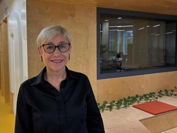 Arantza Gonzalez, NAIZ Irratiko estudioetan.