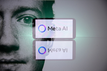Logo de Meta AI sobre un retrato de Mark Zuckerberg. 