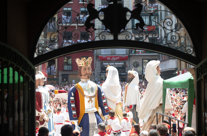 Erraldoiak udaletxe plazan