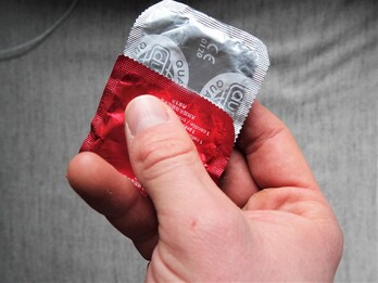 Hostelería y espacios festivos repartirán 30.000 preservativos en Iruñea durante los sanfermines.