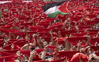 Palestinaren aldeko aldarria Iruñeko Udaletxe plazan.