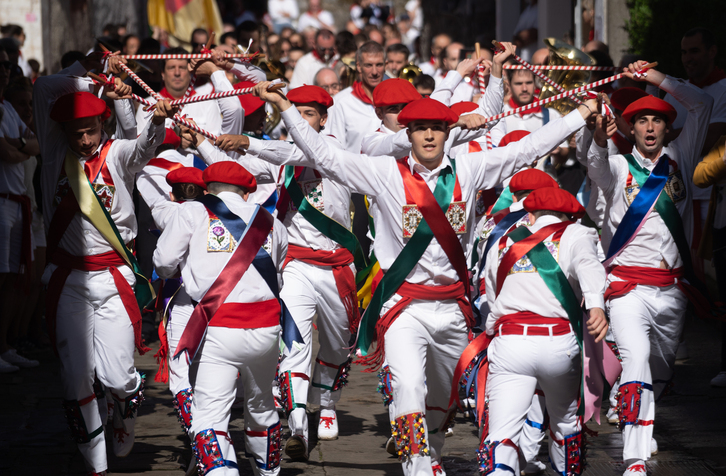Ezpata-dantzariak izaten dira San Fermin eguneko protagonista nagusiak Lesakan.