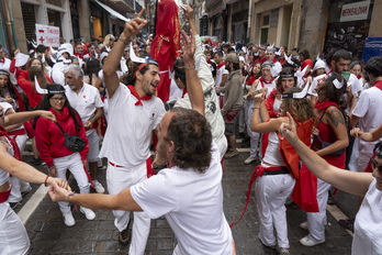 Los antitaurinos dándolo todo durante su kalejira. 