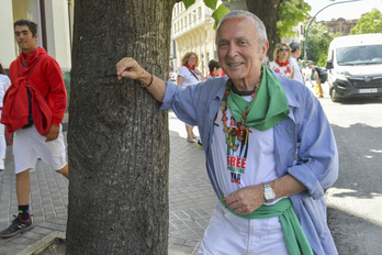 Sabino Cuadra, ayer durante el acto de homenaje a Germán Rodríguez junto a la estela.