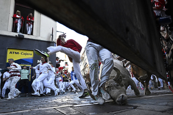 El jabonero de los Núñez «zancadillea» a un corredor en la curva de Estafeta.