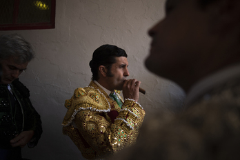 Morante se fuma un puro antes de matar a los dos Alvaro Núñez en Iruñea este miércoles.