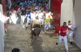 Entrando en la Plaza pero con distancia.