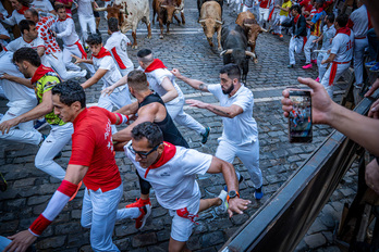 Brillante imagen llegando a la curva de Estafeta.