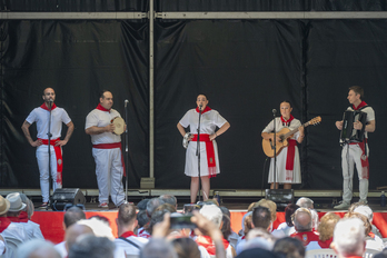 Las actuaciones de jotas en el paseo de Sarasate es una cita ineludible para muchos sanfermineros veteranos.