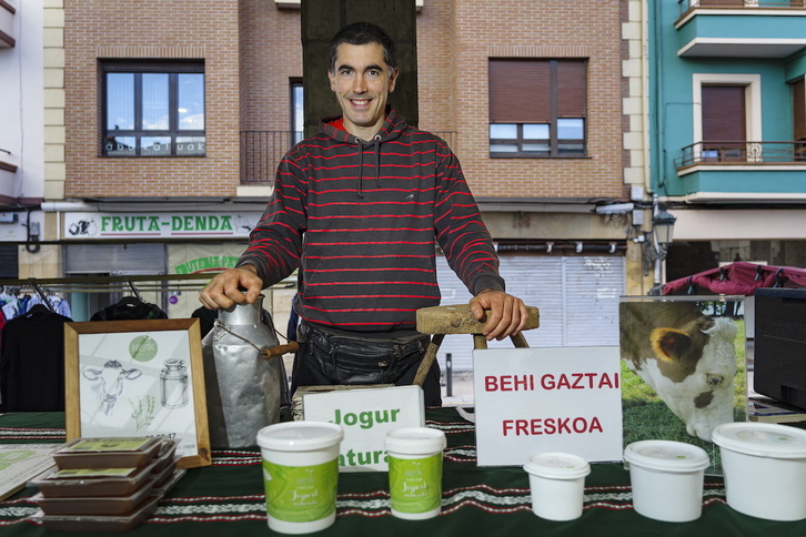 Kepa Agirregoikoa, astelehenetan Gernikan duen lakteo-eskaintzarekin.