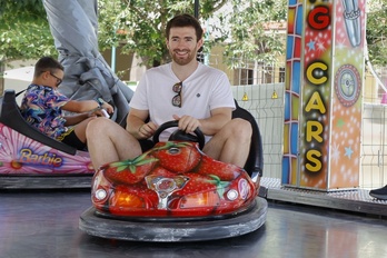 Promo argazkiak egiterakoan bezain umoretsu aritu zen Ion Garate bere lagunekin.