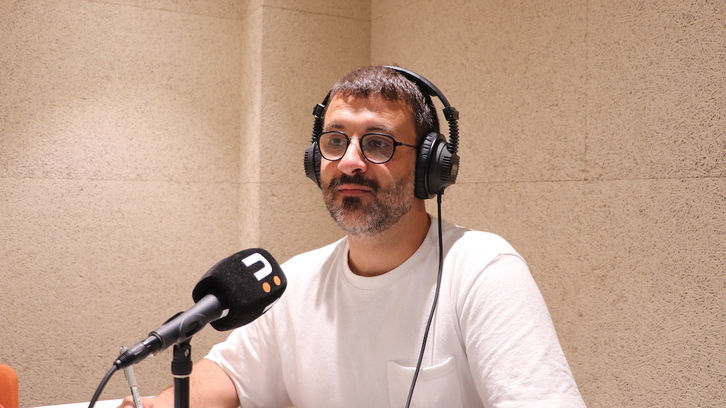 Igor Zulaika, EH Bilduko Nazioarteko Harremanen arduraduna, NAIZ irratiko estudioetan