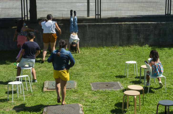 Save the Childrenek bazterketa edo pobrezian dauden haurrentzat udalekuak antolatu ditu azken urtetan