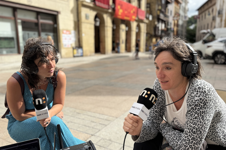 Maitane Linazasoro eta Irati Legorburu hurbildu zaizkigu NAIZ Irratiko mikrofonoetara Oreretako Madalenen atarian.