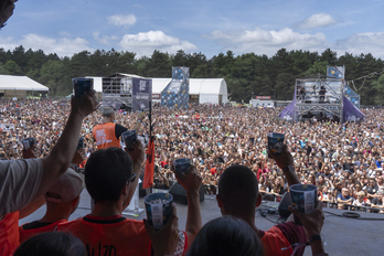 25.000 lagunetik gora, Hatortxu agurtzeko.