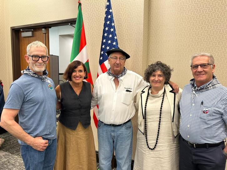 Euskal Etxepare Institutuko eta NABOko langileak, hitzarmena sinatu ostean.