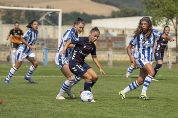 Iara Lacosta baloiarekin Maria Molinaren aurrean.