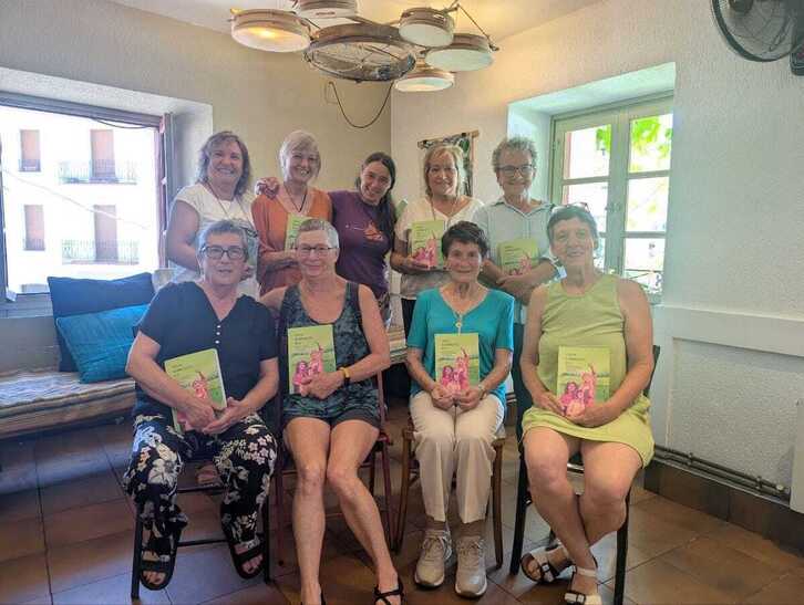 Liburuaren aurkezpena Arteako Bentan. Hamar protagonistetatik zortzi eta Ugarteburu egilea (zutik, ezkerreko lehena)