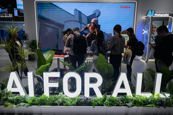 Un mensaje a favor de la inteligencia artificial en la feria Mobile World Congress de Barcelona, en marzo.