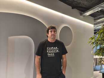 Patxi Gaztelumendi Gu Ere Bai taldeko kidea, Naizen Bilboko estudioan.