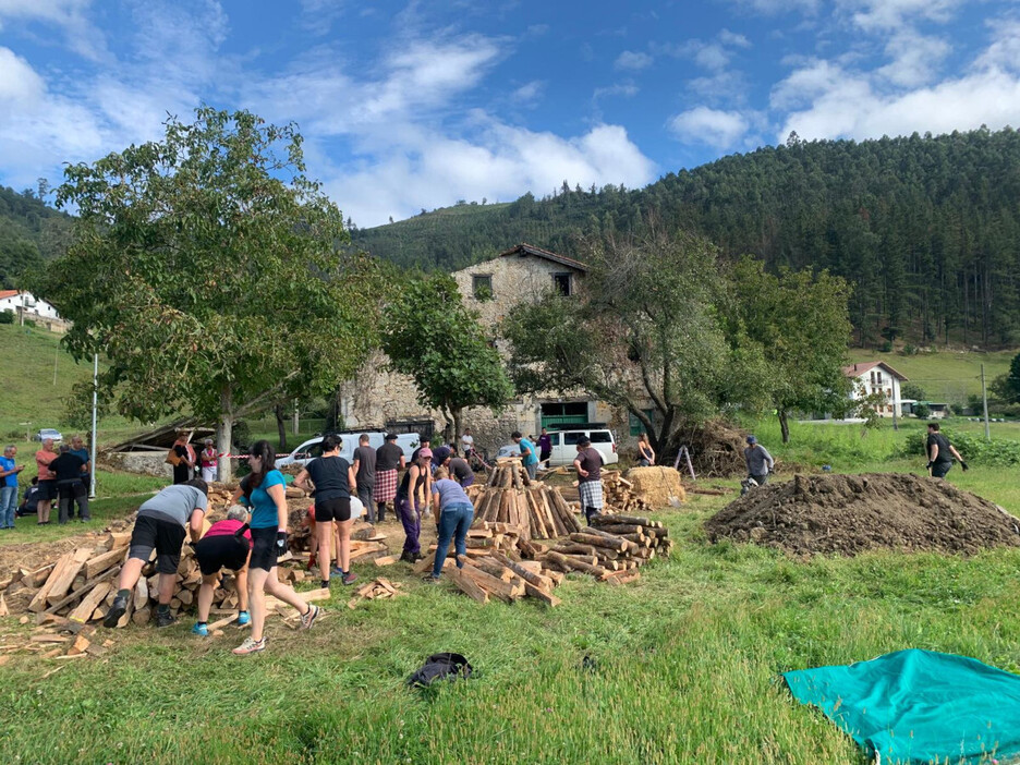 Txondorra egiteko egurra prestatzeko lehen lanak Txondorra egiteko egurra prestatzeko lehen lanak
