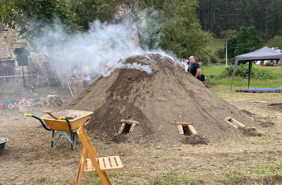 Txondorra larunbatean piztu zuten, argazkian ikus daitezke ireki ohi zaizkion lehio modukoak Txondorra larunbatean piztu zuten, argazkian ikus daitezke ireki ohi zaizkion lehio modukoak