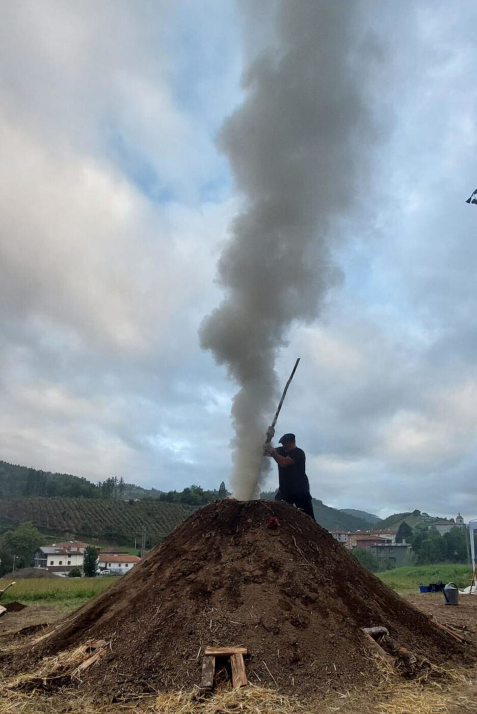 Txondorra piztuta lanean, aurpegia erabat belztu arte Txondorra piztuta lanean, aurpegia erabat belztu arte