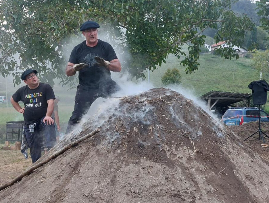 Txondorrean adituak azalpenak ematen hura 24 orduz zaindu beharko duten Berriatuko herritarrei Txondorrean adituak azalpenak ematen hura 24 orduz zaindu beharko duten Berriatuko herritarrei